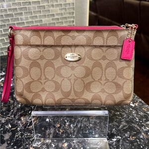 COACH 2015 Pop Pouch Clutch/Wristlet
F52619